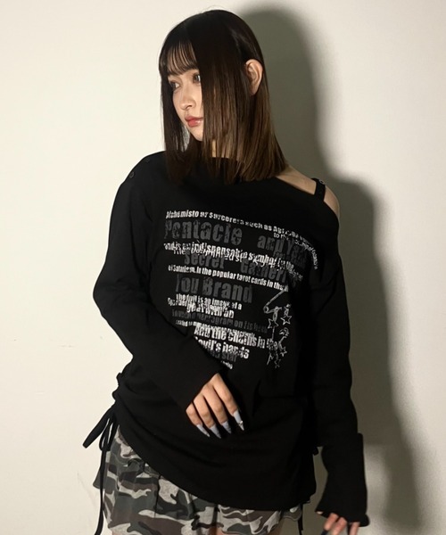 .KOM(ドットコム)の「A'GEM/9 × .kom 『.kom/ドットケーオーエム』 ワンショルダー風ロゴプリント長袖Tシャツ(Tシャツ/カットソー・レディース・グリーン/ブラック・FREE)」の3枚目の写真