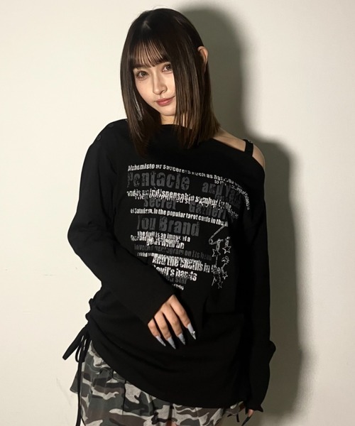 .KOM(ドットコム)の「A'GEM/9 × .kom 『.kom/ドットケーオーエム』 ワンショルダー風ロゴプリント長袖Tシャツ(Tシャツ/カットソー・レディース・グリーン/ブラック・FREE)」の4枚目の写真