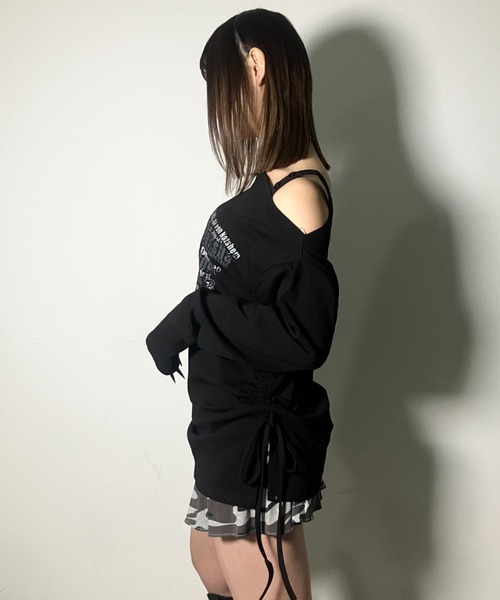 .KOM(ドットコム)の「A'GEM/9 × .kom 『.kom/ドットケーオーエム』 ワンショルダー風ロゴプリント長袖Tシャツ(Tシャツ/カットソー・レディース・グリーン/ブラック・FREE)」の5枚目の写真