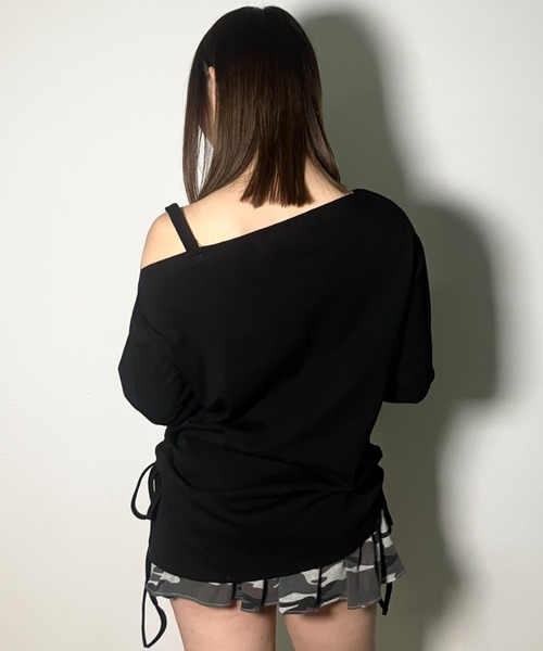 .KOM(ドットコム)の「A'GEM/9 × .kom 『.kom/ドットケーオーエム』 ワンショルダー風ロゴプリント長袖Tシャツ(Tシャツ/カットソー・レディース・グリーン/ブラック・FREE)」の6枚目の写真