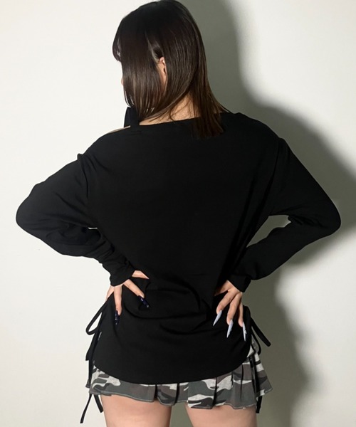 .KOM(ドットコム)の「A'GEM/9 × .kom 『.kom/ドットケーオーエム』 ワンショルダー風ロゴプリント長袖Tシャツ(Tシャツ/カットソー・レディース・グリーン/ブラック・FREE)」の7枚目の写真