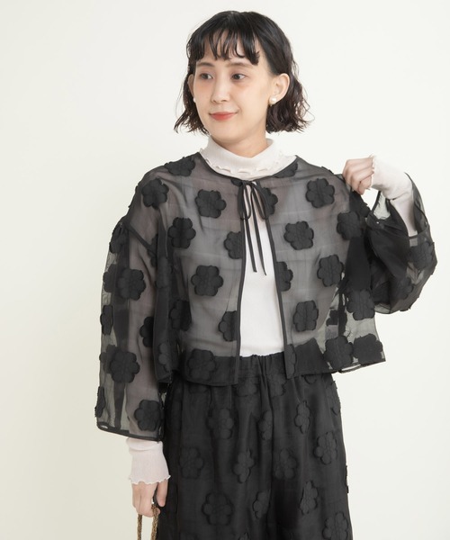 Dot＆Stripes CHILD WOMAN（ドットアンドストライプス　チャイルドウーマン）の「シアーフラワーカットジャカード はおりショートブラウス(セットアップ対応)（シャツ/ブラウス・レディース・ブラック・FREE）」の2枚目の写真