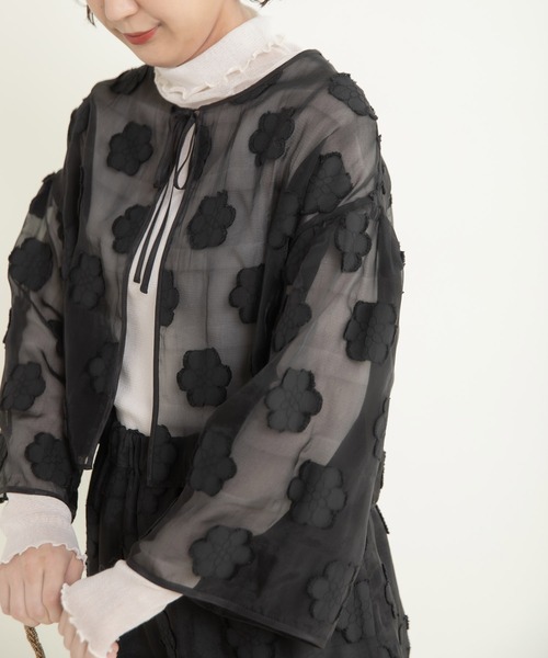 Dot＆Stripes CHILD WOMAN（ドットアンドストライプス　チャイルドウーマン）の「シアーフラワーカットジャカード はおりショートブラウス(セットアップ対応)（シャツ/ブラウス・レディース・ブラック・FREE）」の3枚目の写真