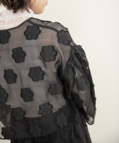 Dot＆Stripes CHILD WOMAN（ドットアンドストライプス　チャイルドウーマン）の「シアーフラワーカットジャカード はおりショートブラウス(セットアップ対応)（シャツ/ブラウス・レディース・ブラック・FREE）」の7枚目の写真