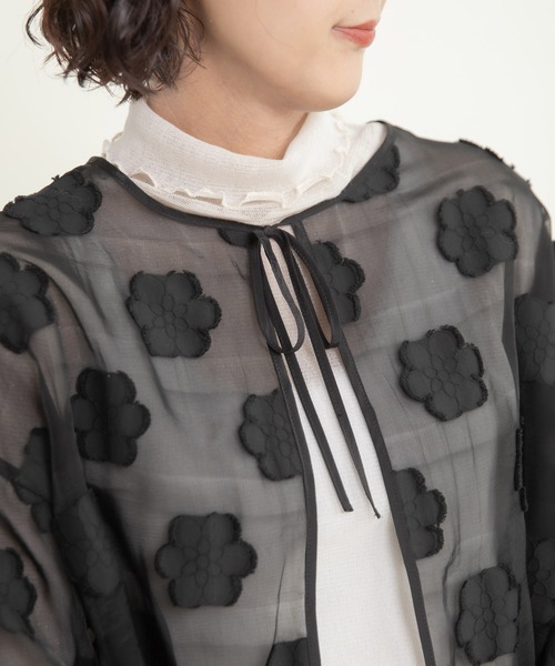Dot＆Stripes CHILD WOMAN（ドットアンドストライプス　チャイルドウーマン）の「シアーフラワーカットジャカード はおりショートブラウス(セットアップ対応)（シャツ/ブラウス・レディース・ブラック・FREE）」の4枚目の写真