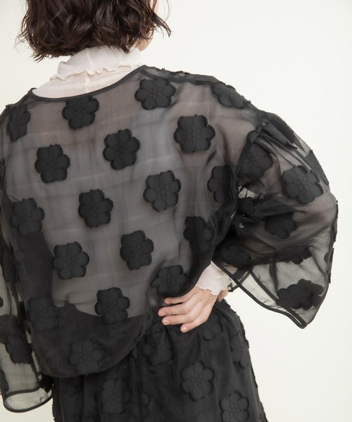 Dot＆Stripes CHILD WOMAN（ドットアンドストライプス　チャイルドウーマン）の「シアーフラワーカットジャカード はおりショートブラウス(セットアップ対応)（シャツ/ブラウス・レディース・ブラック・FREE）」の6枚目の写真