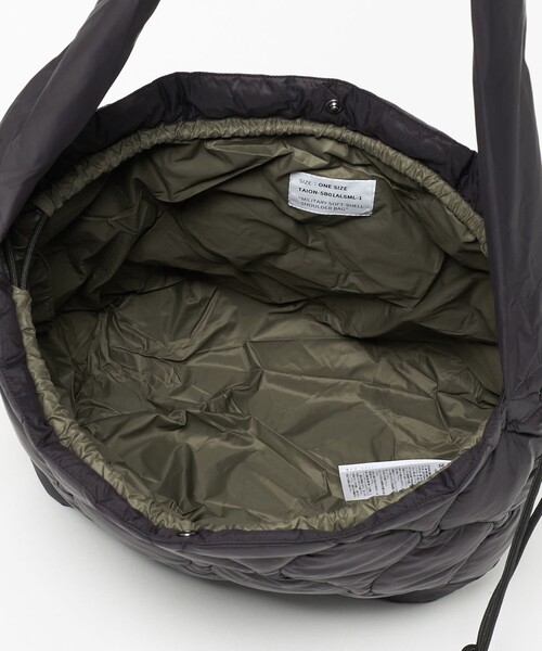 TAION（タイオン）の「＜TAION＞ソフトシェル  ダウン ショルダーバッグ（ショルダーバッグ・メンズ・ブラック/オフホワイト/ケリーグリーン・FREE）」の9枚目の写真