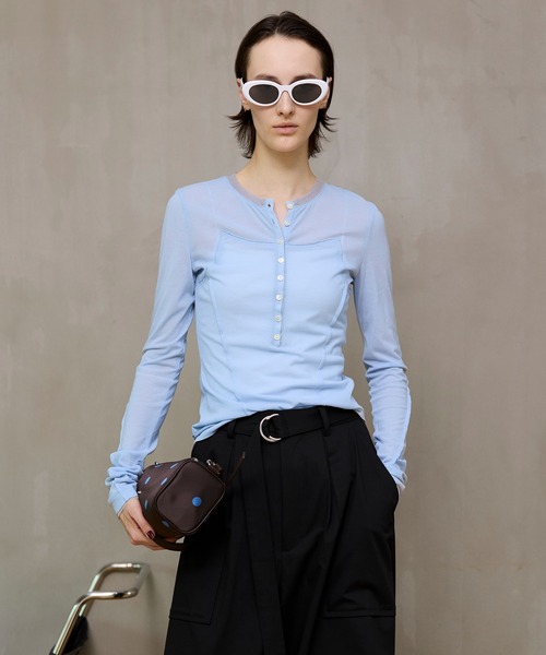MAISON SPECIAL(メゾンスペシャル)の「Henley Neck Top/ヘンリーネックシアートップ(Tシャツ/カットソー・レディース・グリーン/ホワイト/ブルー/ブラック・FREE)」の4枚目の写真
