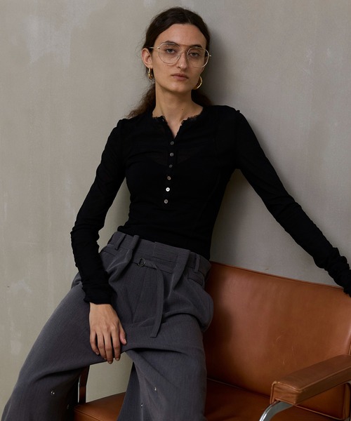 MAISON SPECIAL(メゾンスペシャル)の「Henley Neck Top/ヘンリーネックシアートップ(Tシャツ/カットソー・レディース・グリーン/ホワイト/ブルー/ブラック・FREE)」の2枚目の写真