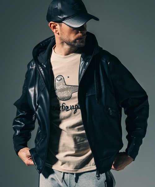 1PIU1UGUALE3 RELAX (ウノピゥウノウグァーレトレ リラックス)の「1PIU1UGUALE3 RELAX × Mark Gonzales(ウノピゥウノウグァーレトレ リラックス)アップリケシンセティック レザーブルゾン(ブルゾン・メンズ・ホワイト/ブラック・S/M/L/XL/XXL)」の1枚目の写真