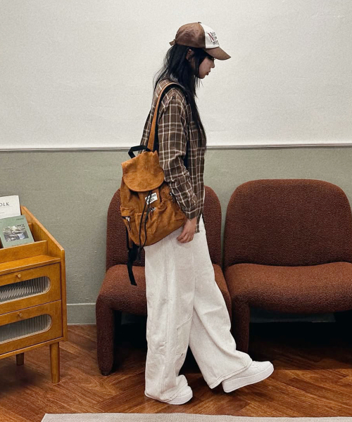 MASMARULEZ（マスマルールズ）の「[INT] Mini suede flap backpack _ Brown（バックパック/リュック・レディース・その他・FREE）」の2枚目の写真