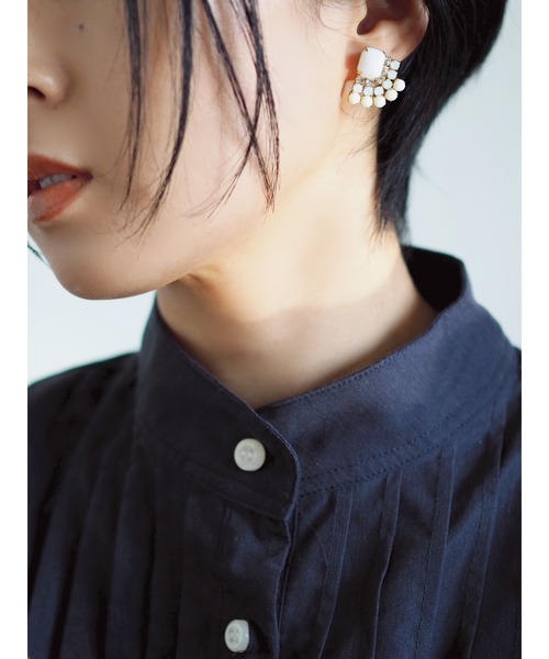 tone(トーン)の「【kanade】ホワイトビジューピアス(MA)(ピアス(両耳用)・レディース・ホワイト・FREE)」の5枚目の写真