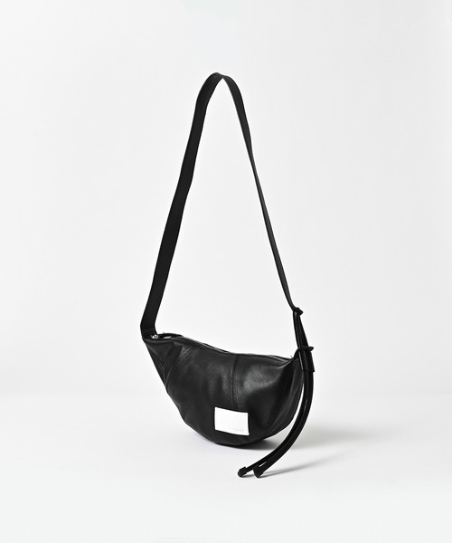 ADAM PATEK(アダムパテック)の「ADAMPATEK/water repellent leather mini shoulder bag/撥水レザーミニショルダーバッグ(ショルダーバッグ・メンズ・ブラック・FREE)」の2枚目の写真