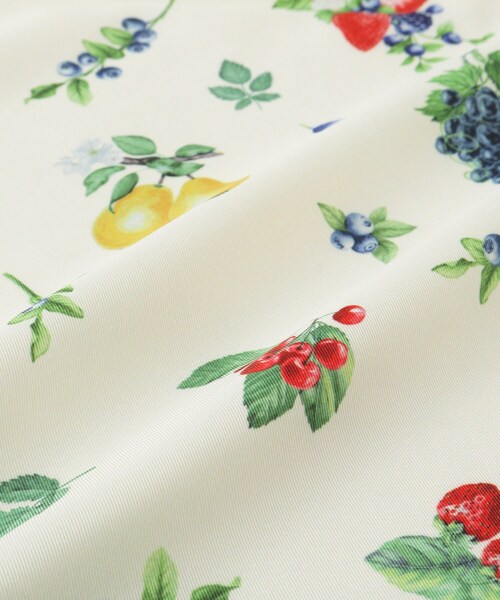 SHOO・LA・RUE（シューラルー）の「大判プリントスカーフ（88×88cm）（バンダナ/スカーフ・レディース・イエロー系3/アイボリー系3/グレー系3/ピンク系その他/ブルー系その他5/レッド系5・00）」の9枚目の写真