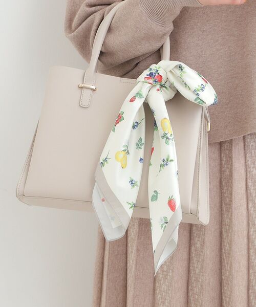 SHOO・LA・RUE（シューラルー）の「大判プリントスカーフ（88×88cm）（バンダナ/スカーフ・レディース・イエロー系3/アイボリー系3/グレー系3/ピンク系その他/ブルー系その他5/レッド系5・00）」の10枚目の写真