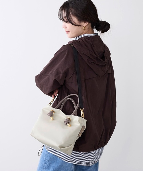 VIOLAd'ORO（ヴィオラドーロ）の「【VIOLAd'ORO】ナイロントートバッグ-BIANCA（トートバッグ・レディース・グレイッシュベージュ/ブルー・FREE）」の3枚目の写真