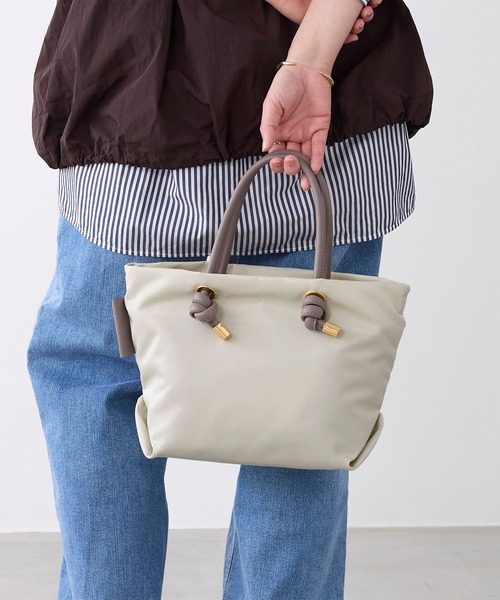 VIOLAd'ORO（ヴィオラドーロ）の「【VIOLAd'ORO】ナイロントートバッグ-BIANCA（トートバッグ・レディース・グレイッシュベージュ/ブルー・FREE）」の4枚目の写真