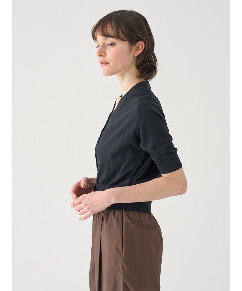 JOHN SMEDLEY(ジョンスメドレー)の「Vネック5分袖クロップドコットンニットカーディガン(カーディガン/ボレロ・レディース・ブラック・M/S)」の4枚目の写真