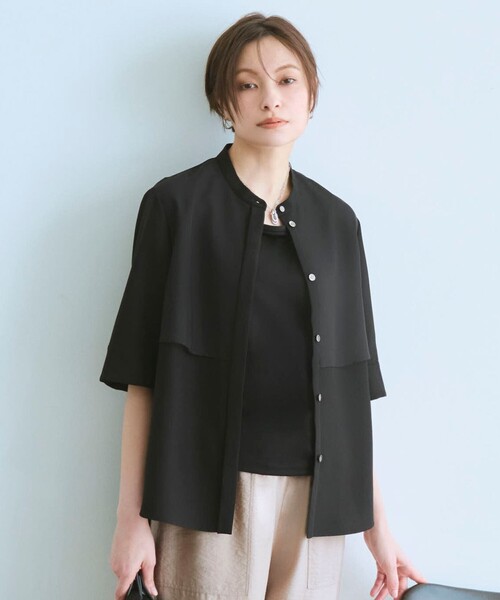 ICB(アイシービー)の「【WEB限定カラーあり】 FluidBackSatin バンドカラーシャツ(シャツ/ブラウス・レディース・サックスブルー系/ライトイエロー系/ネイビー系/グレー系/ブラック系・6/4/2)」の1枚目の写真
