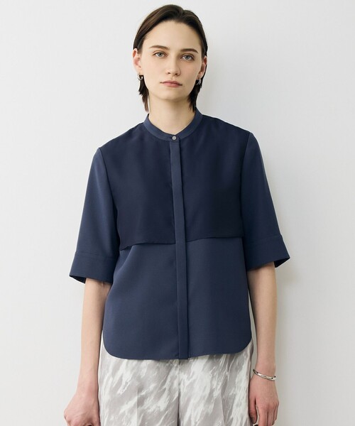 ICB(アイシービー)の「【WEB限定カラーあり】 FluidBackSatin バンドカラーシャツ(シャツ/ブラウス・レディース・サックスブルー系/ライトイエロー系/ネイビー系/グレー系/ブラック系・6/4/2)」の2枚目の写真