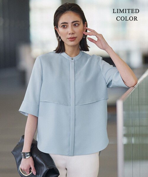 ICB(アイシービー)の「【WEB限定カラーあり】 FluidBackSatin バンドカラーシャツ(シャツ/ブラウス・レディース・サックスブルー系/ライトイエロー系/ネイビー系/グレー系/ブラック系・6/4/2)」の4枚目の写真