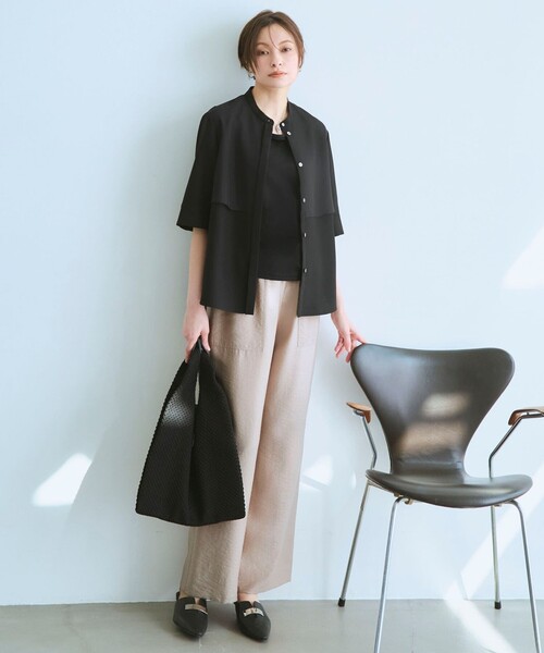 ICB(アイシービー)の「【WEB限定カラーあり】 FluidBackSatin バンドカラーシャツ(シャツ/ブラウス・レディース・サックスブルー系/ライトイエロー系/ネイビー系/グレー系/ブラック系・6/4/2)」の7枚目の写真