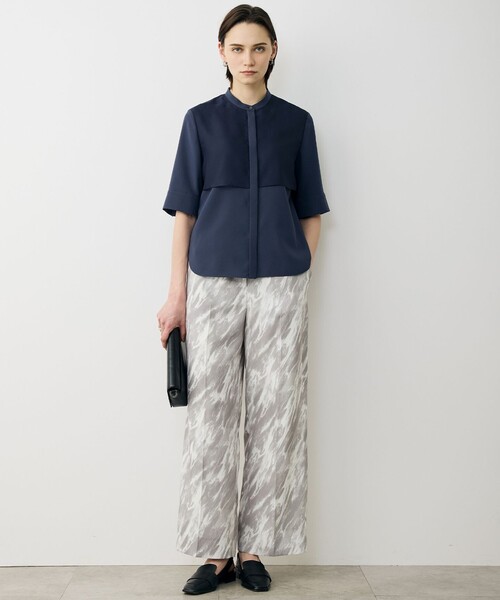 ICB(アイシービー)の「【WEB限定カラーあり】 FluidBackSatin バンドカラーシャツ(シャツ/ブラウス・レディース・サックスブルー系/ライトイエロー系/ネイビー系/グレー系/ブラック系・6/4/2)」の12枚目の写真
