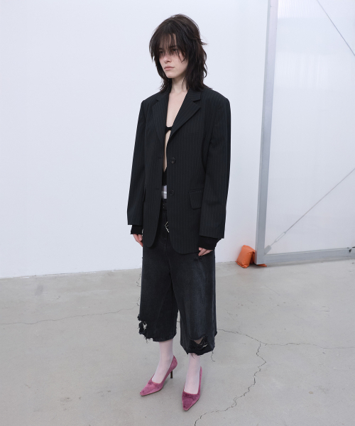 LCDC TM(エルシーディーシーティーエム)の「CLASSIC PINSTRIPED BLAZER (BLACK)(テーラードジャケット・レディース・その他・OS)」の2枚目の写真