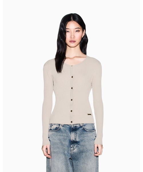 ARMANI EXCHANGE(アルマーニエクスチェンジ)の「【A|X アルマーニ エクスチェンジ】クルーネックニットカーディガン(カーディガン/ボレロ・レディース・サンドベージュ/ライトイエロー・X-SMALL/SMALL/MEDIUM/LARGE)」の2枚目の写真