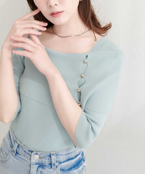 natural couture(ナチュラルクチュール)の「オフショルデザイン半袖ニット(ニット/セーター・レディース・イエロー/ピンク/オフホワイト/ブラック/サックスブルー・FREE)」の3枚目の写真