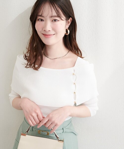 natural couture(ナチュラルクチュール)の「オフショルデザイン半袖ニット(ニット/セーター・レディース・イエロー/ピンク/オフホワイト/ブラック/サックスブルー・FREE)」の6枚目の写真