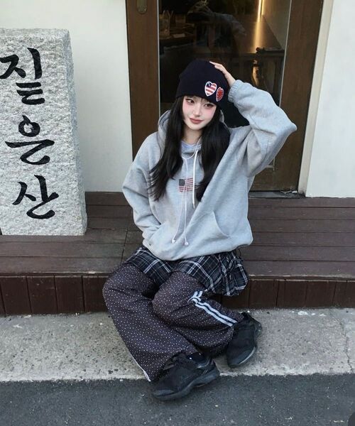 YOUHEE(ユヒ)の「STAR PATTERN LAYERED BANDING TRACK PANTS_BLACK(スウェットパンツ・レディース・その他・FREE)」の6枚目の写真