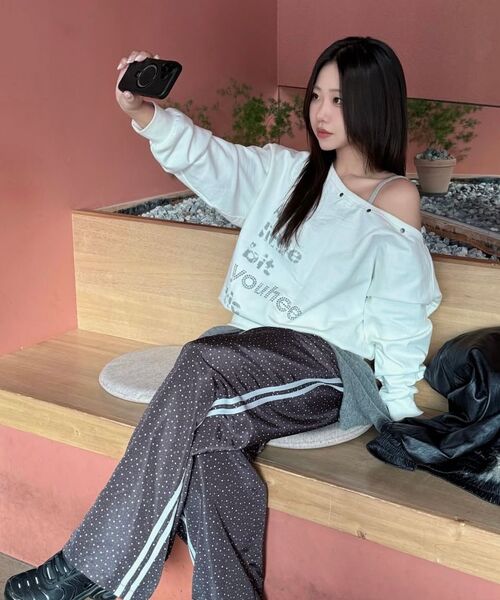 YOUHEE(ユヒ)の「STAR PATTERN LAYERED BANDING TRACK PANTS_BLACK(スウェットパンツ・レディース・その他・FREE)」の7枚目の写真