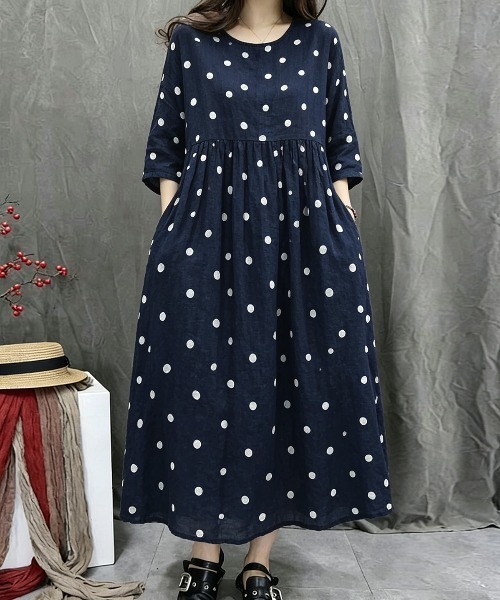 AMAJI(アマジ)の「ドット柄ロング丈ワンピース リネン混素材 ミモレ丈(ワンピース・レディース・ネイビー・LARGE/X-LARGE/XX-LARGE)」の2枚目の写真