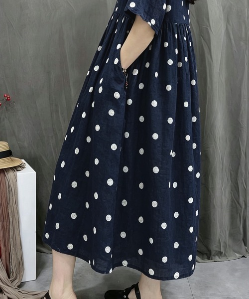 AMAJI(アマジ)の「ドット柄ロング丈ワンピース リネン混素材 ミモレ丈(ワンピース・レディース・ネイビー・LARGE/X-LARGE/XX-LARGE)」の4枚目の写真