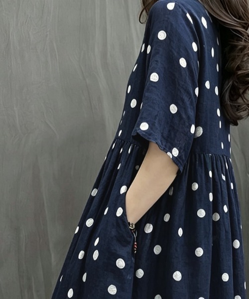 AMAJI(アマジ)の「ドット柄ロング丈ワンピース リネン混素材 ミモレ丈(ワンピース・レディース・ネイビー・LARGE/X-LARGE/XX-LARGE)」の5枚目の写真