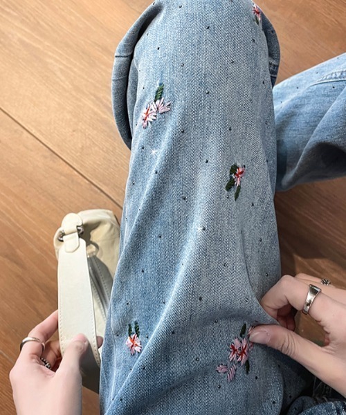 AMAJI(アマジ)の「フラワー刺繍 ラインストーン ハイウエスト デニム ワイドストレートパンツ(デニムパンツ・レディース・ブルー・X-LARGE/LARGE/MEDIUM/SMALL)」の3枚目の写真