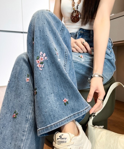 AMAJI(アマジ)の「フラワー刺繍 ラインストーン ハイウエスト デニム ワイドストレートパンツ(デニムパンツ・レディース・ブルー・X-LARGE/LARGE/MEDIUM/SMALL)」の4枚目の写真