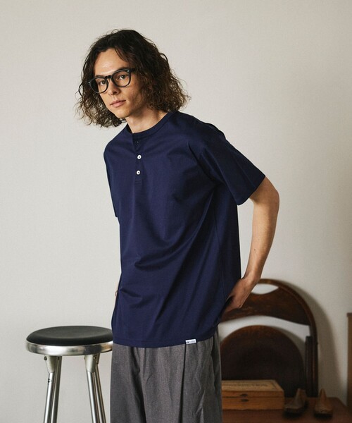 Russell Athletic(ラッセルアスレティック)の「限定展開 RUSSELL ATHLETIC×FREAK'S STORE ラッセル アスレチック 別注 プレミアム ヘンリーネック カットソー 半袖 シルケット(Tシャツ/カットソー・メンズ・ホワイト/サックスブルー/ブラック/ネイビー・LARGE/MEDIUM/SMALL)」の12枚目の写真