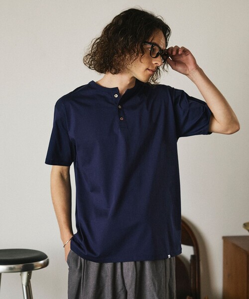 Russell Athletic(ラッセルアスレティック)の「限定展開 RUSSELL ATHLETIC×FREAK'S STORE ラッセル アスレチック 別注 プレミアム ヘンリーネック カットソー 半袖 シルケット(Tシャツ/カットソー・メンズ・ホワイト/サックスブルー/ブラック/ネイビー・LARGE/MEDIUM/SMALL)」の11枚目の写真