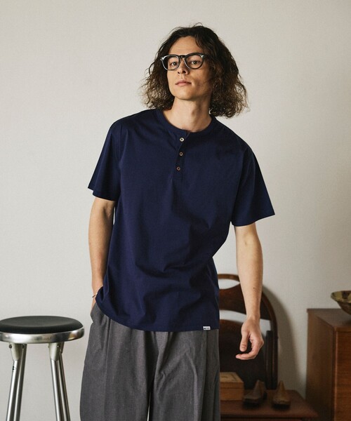 Russell Athletic(ラッセルアスレティック)の「限定展開 RUSSELL ATHLETIC×FREAK'S STORE ラッセル アスレチック 別注 プレミアム ヘンリーネック カットソー 半袖 シルケット(Tシャツ/カットソー・メンズ・ホワイト/サックスブルー/ブラック/ネイビー・LARGE/MEDIUM/SMALL)」の10枚目の写真