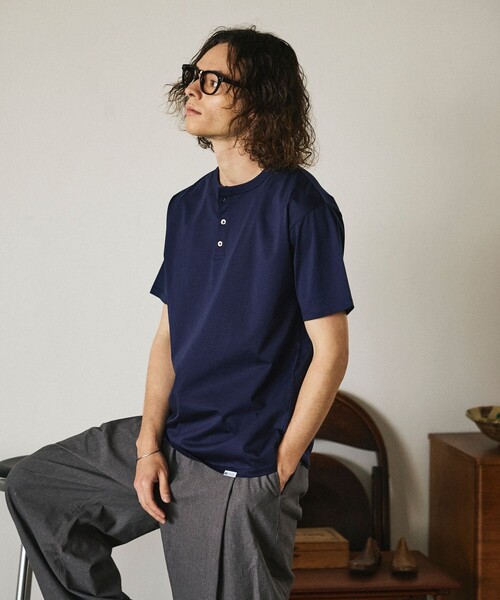 Russell Athletic(ラッセルアスレティック)の「限定展開 RUSSELL ATHLETIC×FREAK'S STORE ラッセル アスレチック 別注 プレミアム ヘンリーネック カットソー 半袖 シルケット(Tシャツ/カットソー・メンズ・ホワイト/サックスブルー/ブラック/ネイビー・LARGE/MEDIUM/SMALL)」の9枚目の写真
