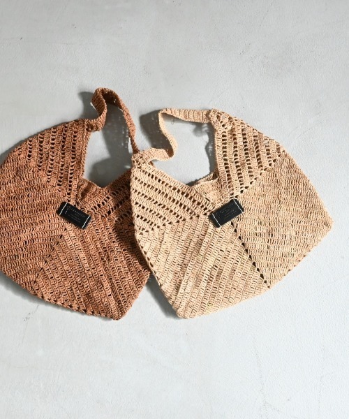 CLEDRAN(クレドラン)の「【手編み 天然ラフィア】CL3952 HAND&WORK RAFFIA TRIANGULAR BAG(かごバッグ・レディース・ダークベージュ/ナチュラル・FREE)」の1枚目の写真