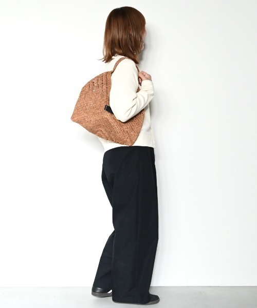 CLEDRAN(クレドラン)の「【手編み 天然ラフィア】CL3952 HAND&WORK RAFFIA TRIANGULAR BAG(かごバッグ・レディース・ダークベージュ/ナチュラル・FREE)」の10枚目の写真