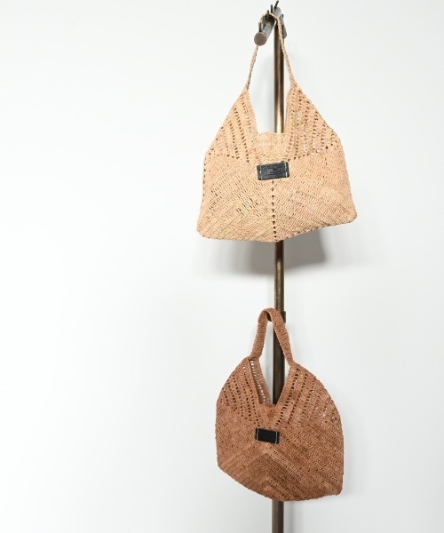 CLEDRAN(クレドラン)の「【手編み 天然ラフィア】CL3952 HAND&WORK RAFFIA TRIANGULAR BAG(かごバッグ・レディース・ダークベージュ/ナチュラル・FREE)」の12枚目の写真