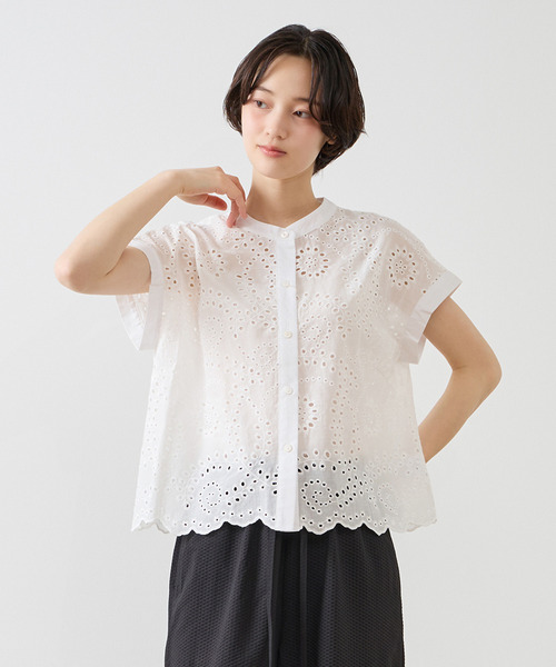 MELROSE claire（メルローズ クレール）の「【スカラップ刺しゅうシャツブラウス】（シャツ/ブラウス・レディース・ブラック/オフホワイト/ロイヤルブルー・FREE）」の2枚目の写真