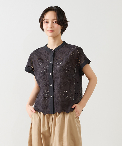MELROSE claire（メルローズ クレール）の「【スカラップ刺しゅうシャツブラウス】（シャツ/ブラウス・レディース・ブラック/オフホワイト/ロイヤルブルー・FREE）」の3枚目の写真