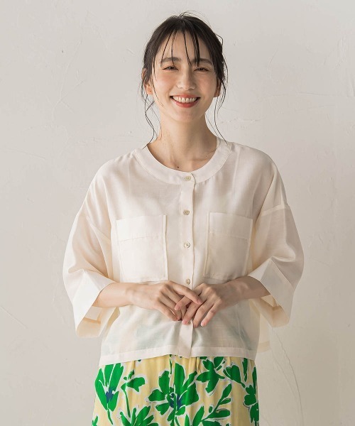 Droite lautreamont(ドロワットロートレアモン)の「【WEB限定】シアーサテンバンドカラーブラウス(シャツ/ブラウス・レディース・オフホワイト/ブルー/チャコールグレー・M)」の4枚目の写真