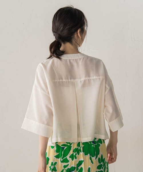 Droite lautreamont(ドロワットロートレアモン)の「【WEB限定】シアーサテンバンドカラーブラウス(シャツ/ブラウス・レディース・オフホワイト/ブルー/チャコールグレー・M)」の7枚目の写真