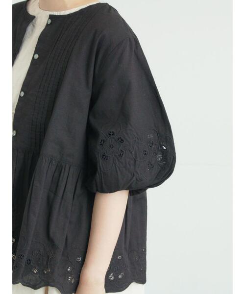 TSUHARU by Samansa Mos2（ツハルバイサマンサモスモス）の「カットワーク刺繍ボリューム袖ブラウス（シャツ/ブラウス・レディース・ホワイト/ブルー/ブラック・F）」の5枚目の写真